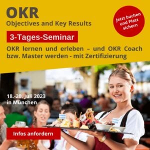 OKR Seminar München: Lächelnde Kellnerin in Tracht mit Tablett in den Händen